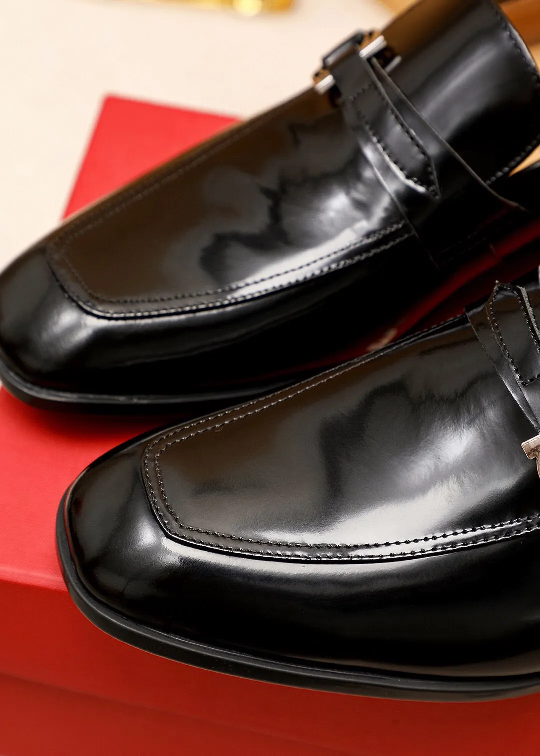 Men's shoes 💰480 💐 Product trademark: Ferragamo "Ferragamo" casual leather shoes Regular size: 38-44 (45🉑️customized) Product materials: Selected imported first-layer open-edge beaded cowhide upper + luxury hardware buckle, imported water-dyed cowhide leather lining. Strong three-dimensional visual effect, original rubber outsole Color: 3⃣️seed leather materials available